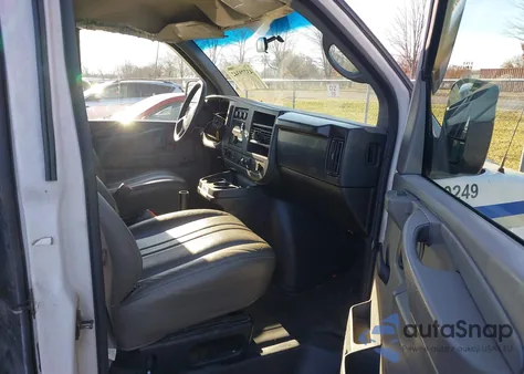 2008 Chevrolet Express Work Van z USA, uszkodzony, nr VIN 1GCHG35K881152317